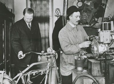 874842 Afbeelding van N.J. François (links), sigarenfabrikant op het Vredenburg te Utrecht, samen met een vriend in een ...